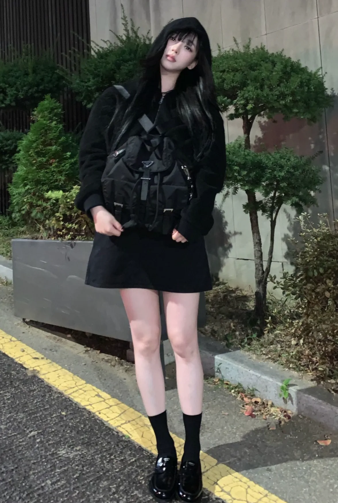 에스파 카리나 사복 패션 프라다 뽀글이 재킷 미디엄 리나일론 백팩 올블랙 코디