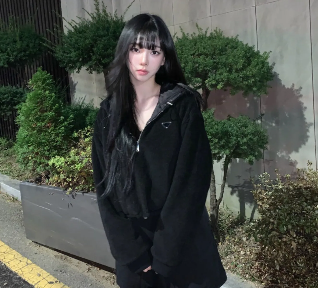 에스파 카리나 사복 패션 프라다 뽀글이 재킷 미디엄 리나일론 백팩 올블랙 코디
