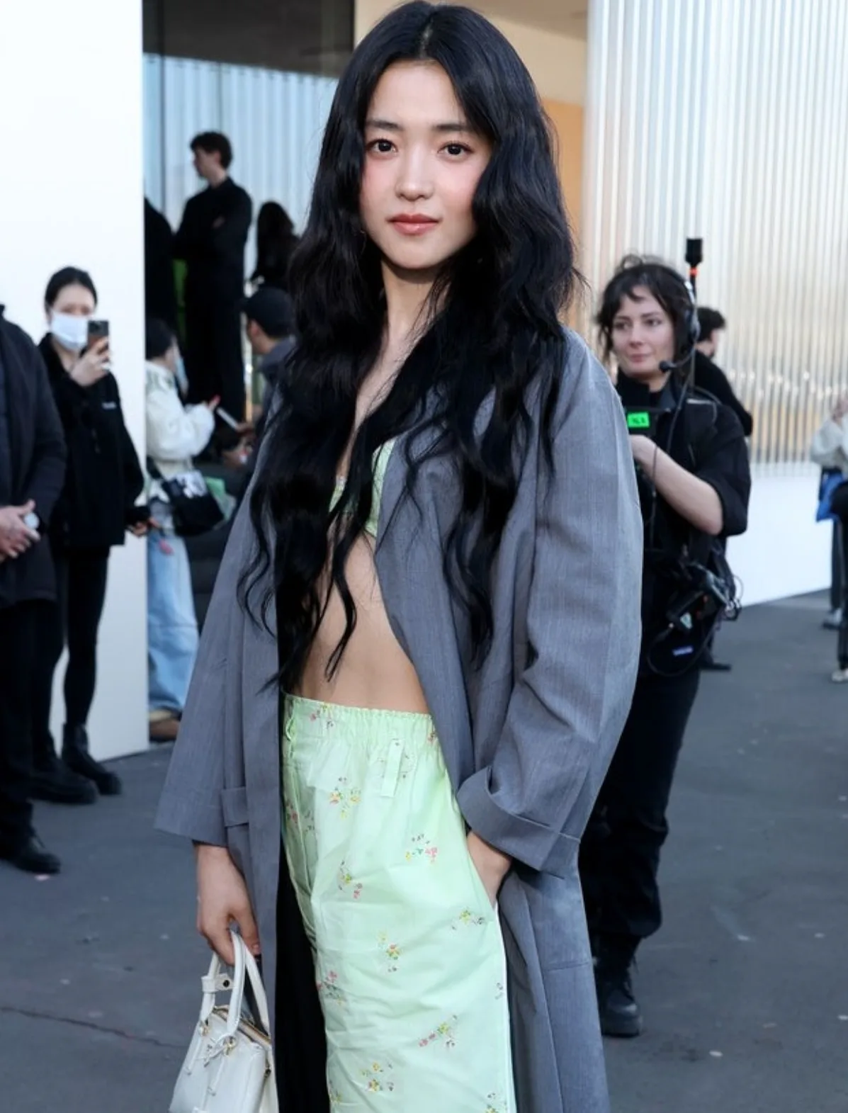 배우 김태리 프라다 2026 FW 패션쇼 플로럴 브라톱 민트 와이드 팬츠 코디