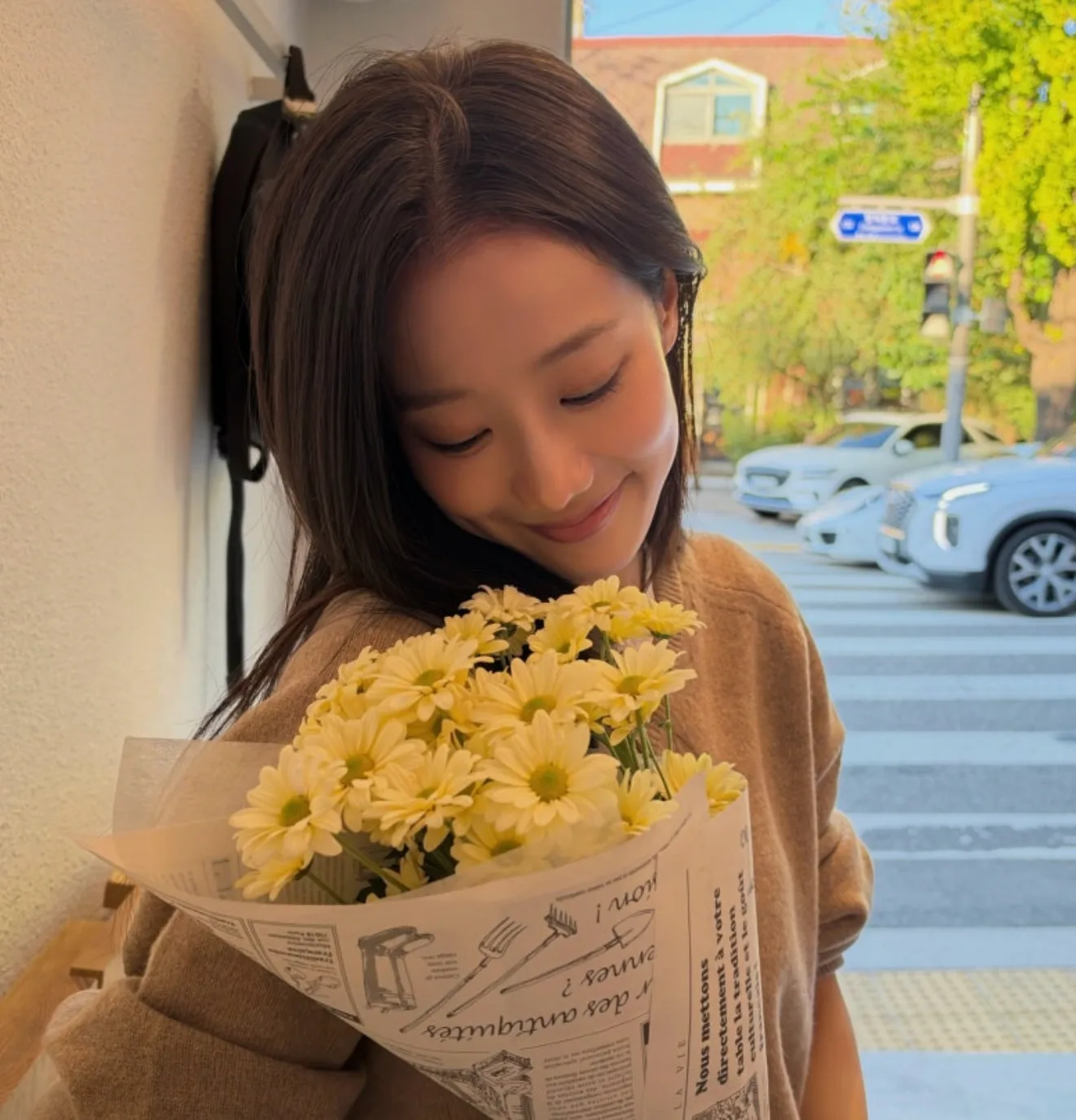 이나은 니트 패션! 카키스 브이넥 스웨터 페블 가을 사복 코디 이나은 니트 패션! 카키스 브이넥 스웨터 페블 가을 사복 코디