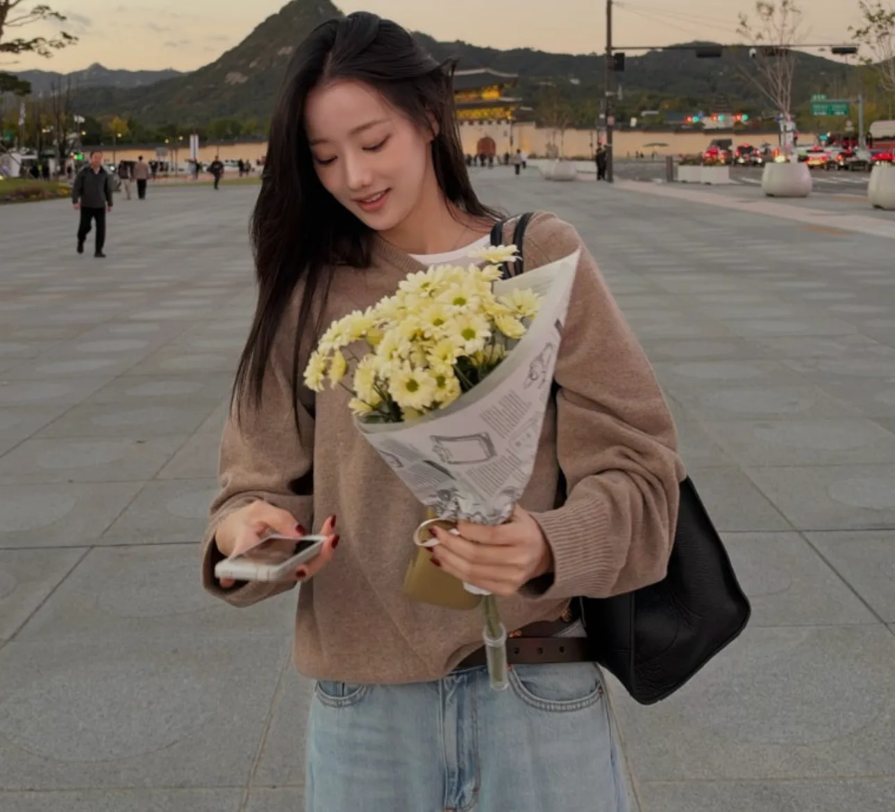 배우 이나은 니트 카키스 브이넥 스웨터 페블 가을 사복 패션