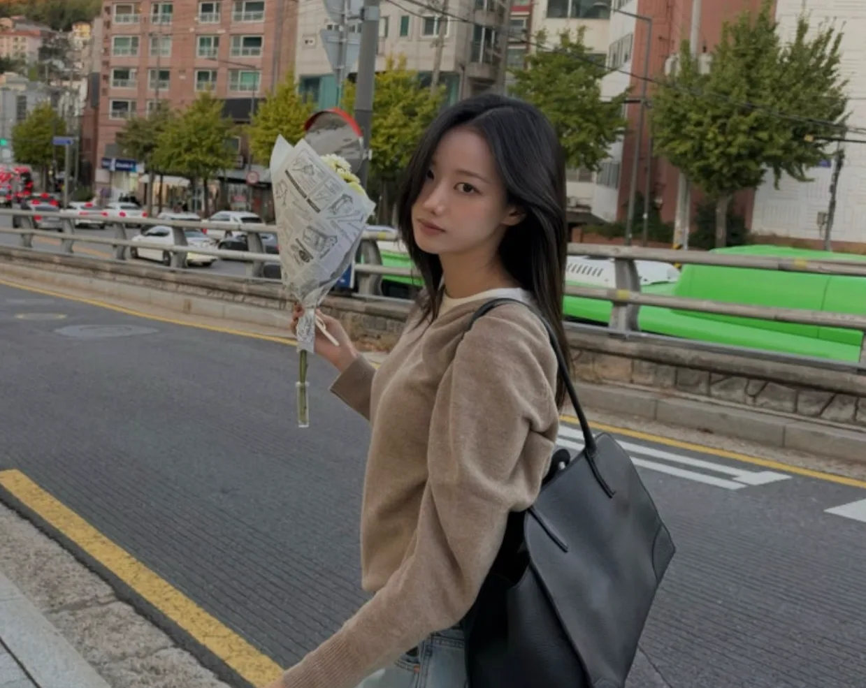 배우 이나은 니트 카키스 브이넥 스웨터 페블 가을 사복 패션