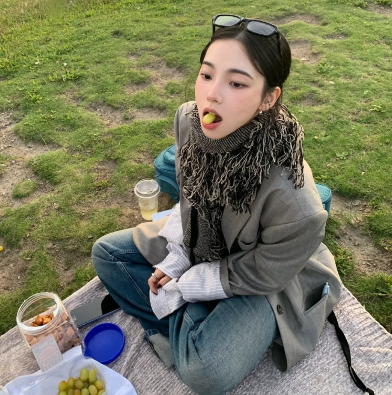 에스파 카리나 사복 미국 블레이저 자켓 와이드 데님 팬츠 볼캡 코디